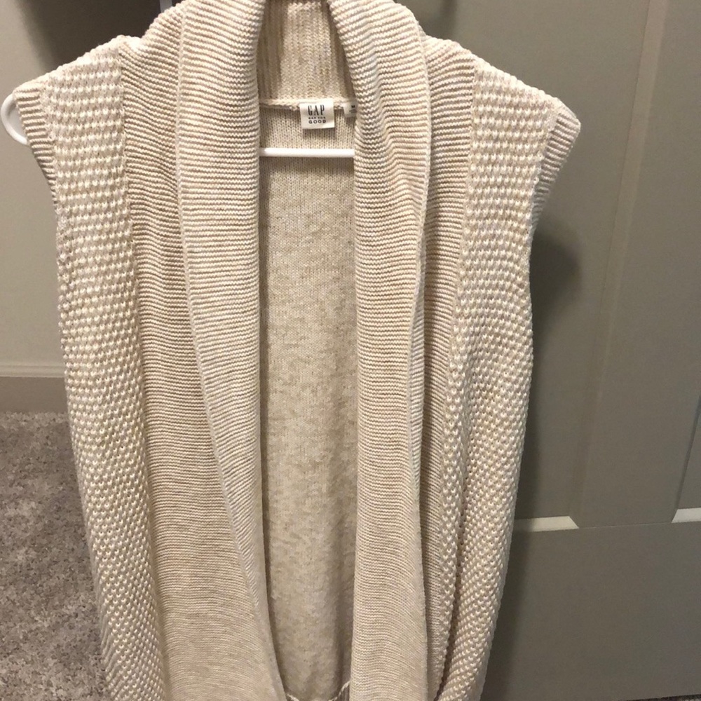Knit sleeveless cardigan